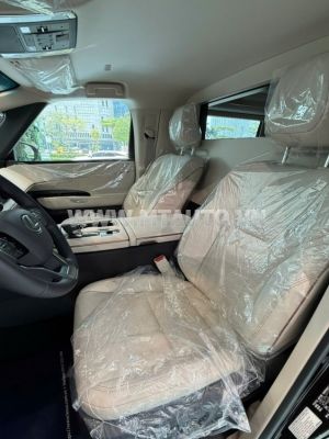 Xe Lexus LM 500h 2025
