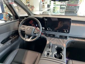 Xe Lexus LM 500h 2024