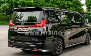 Xe Lexus LM 300h Royal Lounge 2020