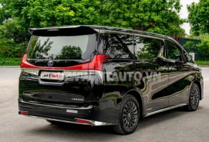 Xe Lexus LM 300h Royal Lounge 2020