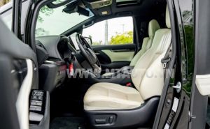 Xe Lexus LM 300h Royal Lounge 2020