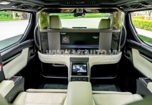 Xe Lexus LM 300h Royal Lounge 2020