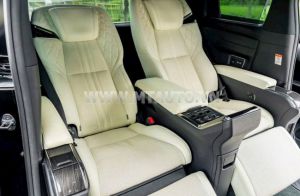 Xe Lexus LM 300h Royal Lounge 2020