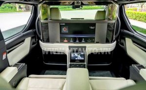 Xe Lexus LM 300h Royal Lounge 2020