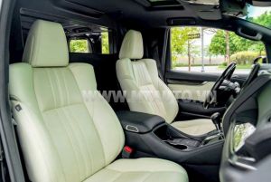 Xe Lexus LM 300h Royal Lounge 2020