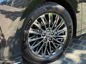 Xe Lexus LM 500h 2024